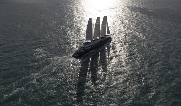 Nel cantiere francese di Saint-Nazaire è stato varato l'Orient Express Corihthian, al momento il più grande veliero a vela al mondo