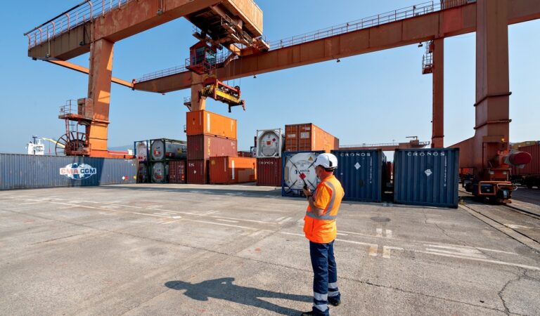 Dopo l’avvio, lo scorso weekend a Napoli, del primo modulo dell’Executive Master in Management portuale, che vede la partecipazione di 31 discenti, Assiterminal prosegue il percorso di approfondimento e confronto sui temi strategici della portualità italiana. Il 24 e 25 settembre, presso la sede dell’Associazione a Genova, si terranno infatti due giornate di lavoro dedicate alle aziende associate, con il contributo di professionisti e leader del settore, per approfondire le principali sfide che le imprese portuali sono chiamate oggi ad affrontare.
