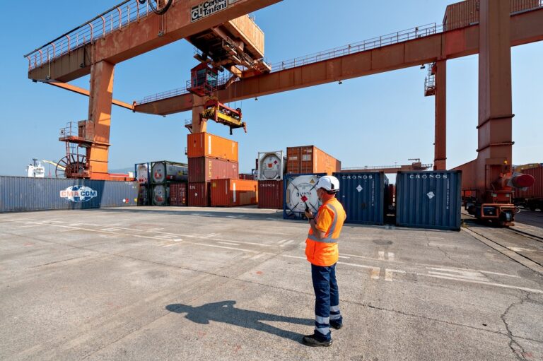 Dopo l’avvio, lo scorso weekend a Napoli, del primo modulo dell’Executive Master in Management portuale, che vede la partecipazione di 31 discenti, Assiterminal prosegue il percorso di approfondimento e confronto sui temi strategici della portualità italiana. Il 24 e 25 settembre, presso la sede dell’Associazione a Genova, si terranno infatti due giornate di lavoro dedicate alle aziende associate, con il contributo di professionisti e leader del settore, per approfondire le principali sfide che le imprese portuali sono chiamate oggi ad affrontare.