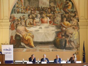 Si è svolta a Roma l'Assemblea pubblica annuale di UNIPORT. Il Presidente De Feo ha fatto il punto su ETS, dragaggi e pensioni dei lavoratori portuali