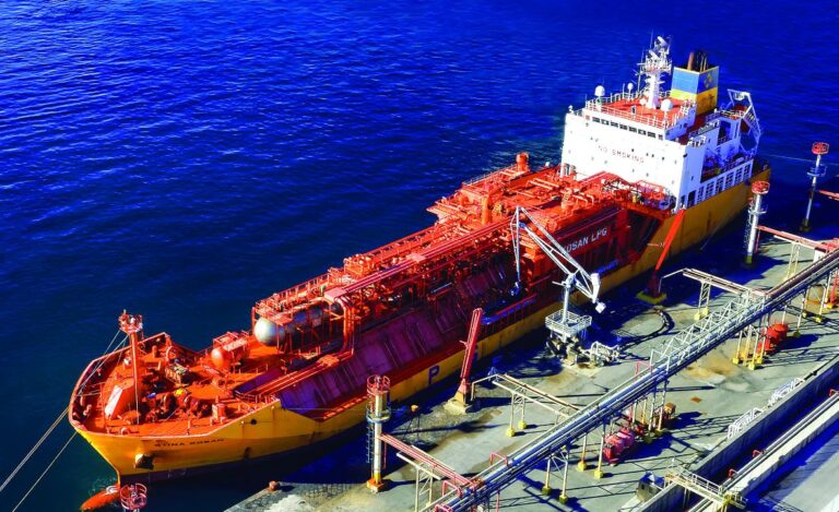 Rincari dei prodotti petroliferi, pressione sui margini e maggiori costi dei biocarburanti: l’Associazione propone due mesi in più per gli adempimenti relativi al 2025. ASSOCOSTIERI chiede al Ministero dell’Ambiente e della Sicurezza Energetica (MASE) una proroga straordinaria di due mesi per completare gli adempimenti relativi agli obblighi di immissione in consumo di biocarburanti per il 2025.